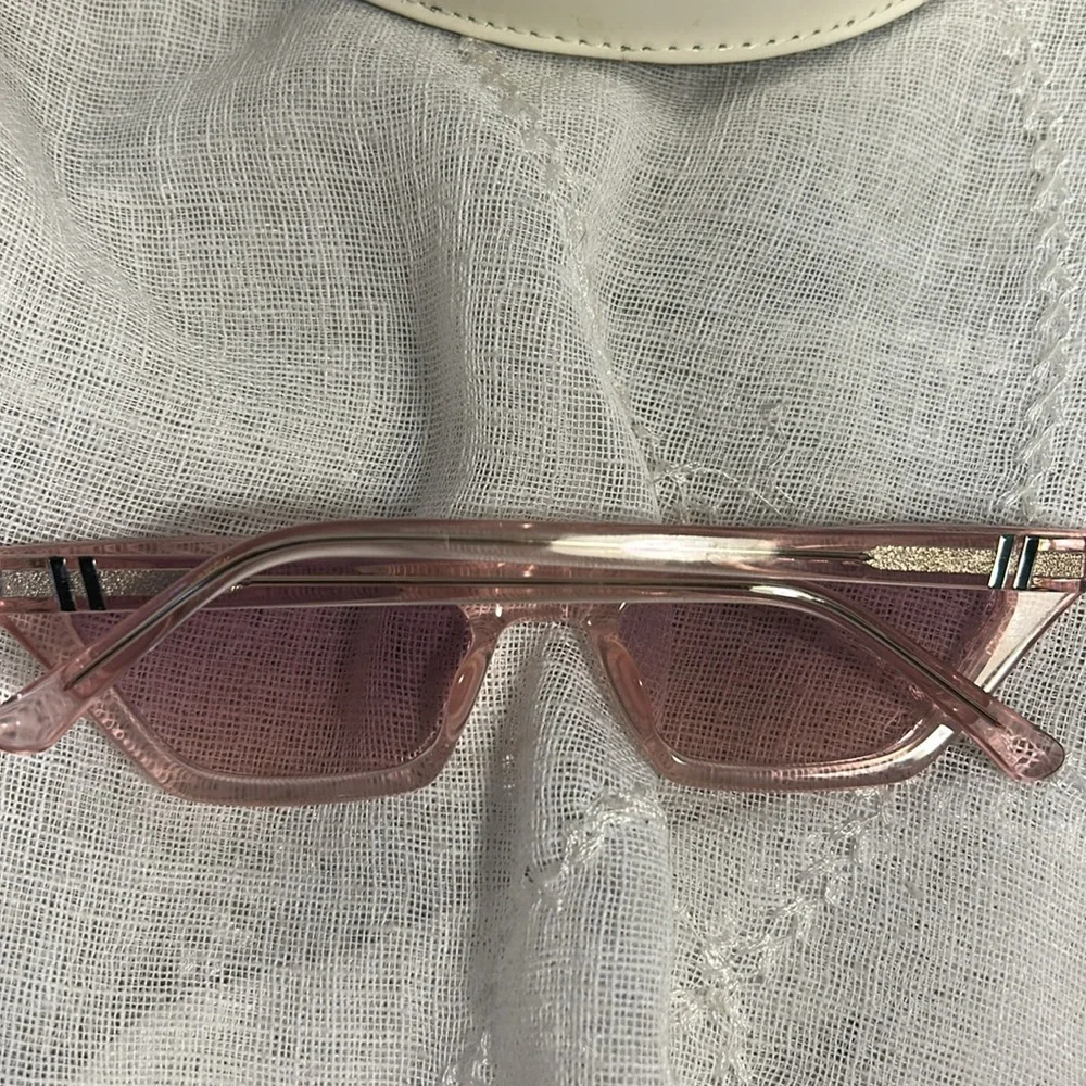 Blenders Orchid Party sunglasses with case